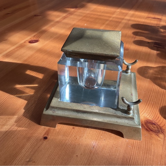 ANTIQUE BRASS & LEAD CRYSTAL INKWELL / PEN HOLDER GLOWY URANIUM VINTAGE NEON - Picture 2 of 14